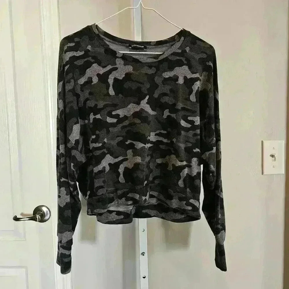 Express Women's Cropped Camo Sweatshirt - XS - Trendy & Comfortable